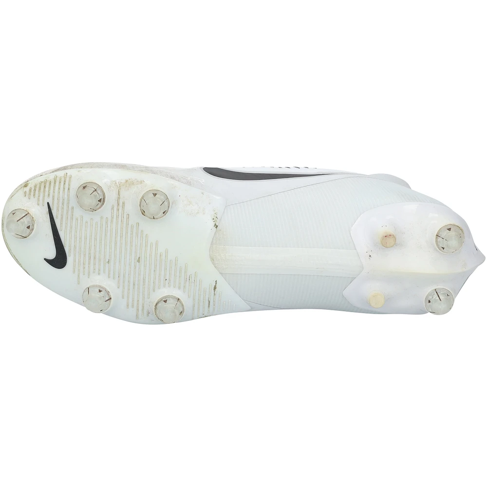 Chaussures Nike blanches dédicacées par Justin Herbert, des Chargers de Los Angeles, lors du match contre les Cardinals de l'Arizona, le 21 octobre 2024, avec l'inscription « GU 10-21-24 ».