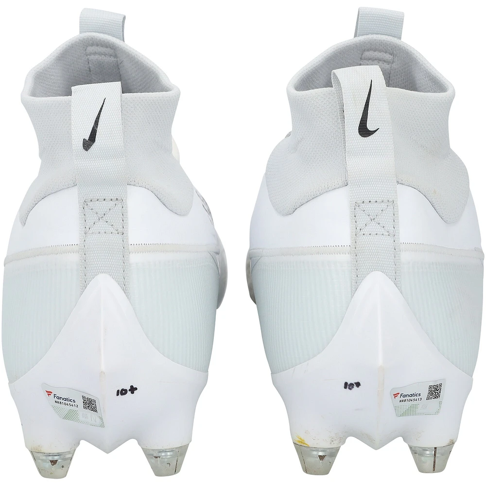 Chaussures Nike blanches dédicacées par Justin Herbert, des Chargers de Los Angeles, lors du match contre les Cardinals de l'Arizona, le 21 octobre 2024, avec l'inscription « GU 10-21-24 ».