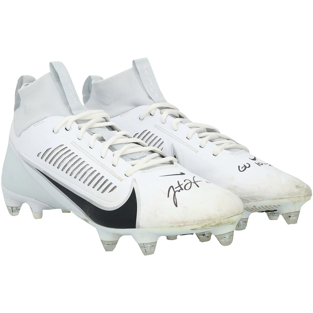 Chaussures Nike blanches dédicacées par Justin Herbert, des Chargers de Los Angeles, lors du match contre les Cardinals de l'Arizona, le 21 octobre 2024, avec l'inscription « GU 10-21-24 ».