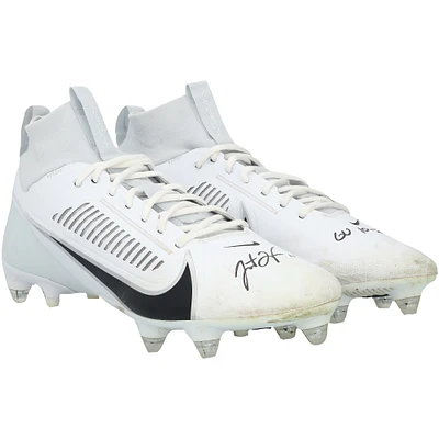 Chaussures Nike blanches dédicacées par Justin Herbert, des Chargers de Los Angeles, lors du match contre les Cardinals de l'Arizona, le 21 octobre 2024, avec l'inscription « GU 10-21-24 ».