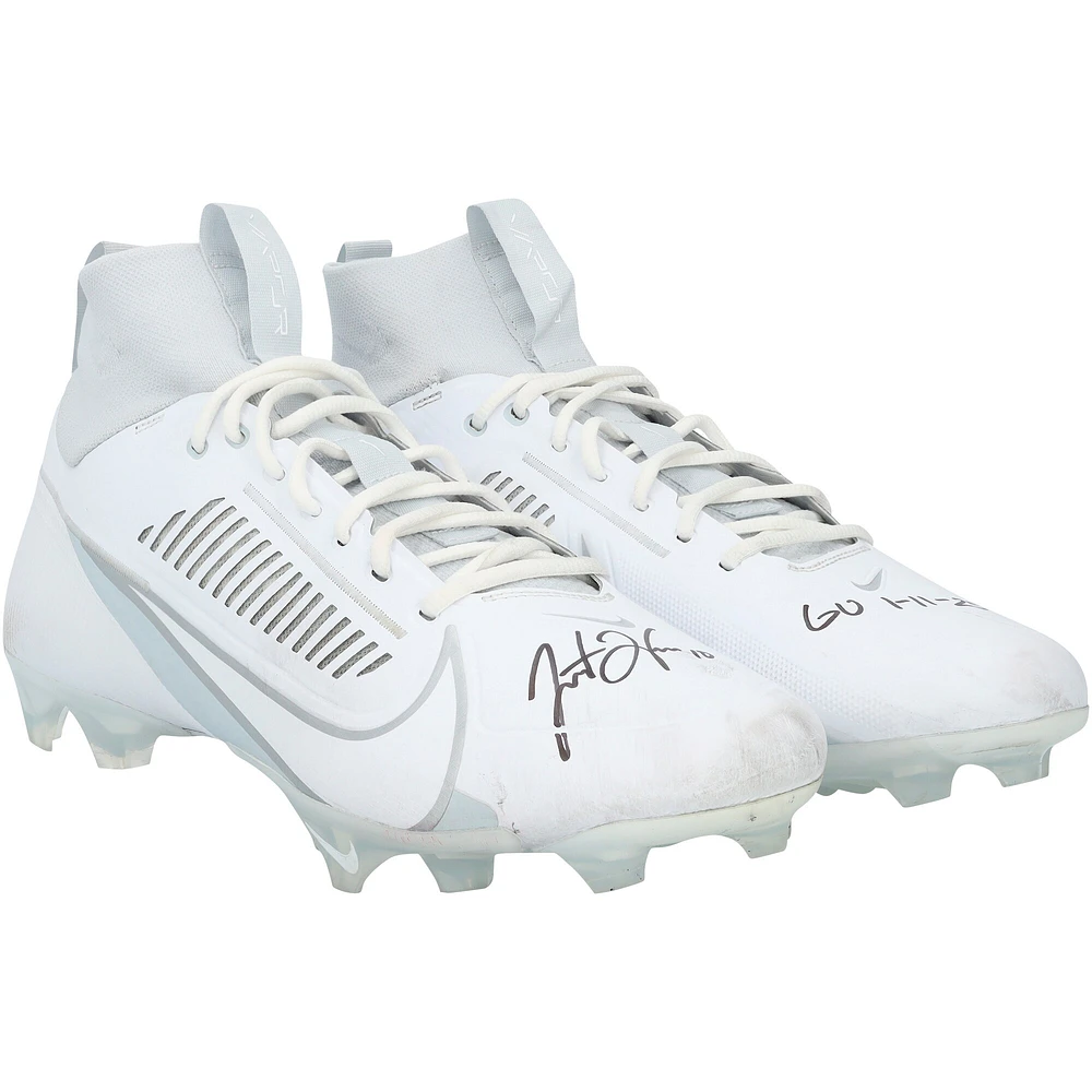 Chaussures Nike blanches dédicacées par Justin Herbert, des Chargers de Los Angeles, lors du match contre les Texans de Houston le 11 janvier 2025, avec l'inscription « GU 11» - Playoff Wild Card