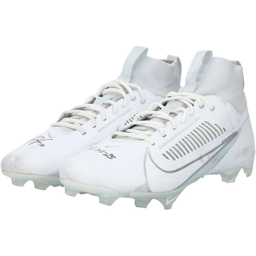 Chaussures Nike blanches dédicacées par Justin Herbert, des Chargers de Los Angeles, lors du match contre les Texans de Houston le 11 janvier 2025, avec l'inscription « GU 11» - Playoff Wild Card