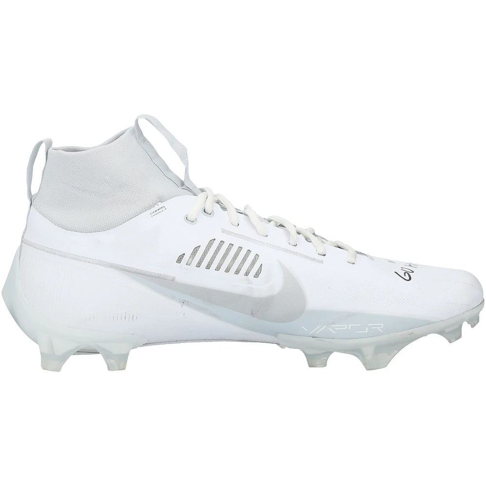 Chaussures Nike blanches dédicacées par Justin Herbert, des Chargers de Los Angeles, lors du match contre les Texans de Houston le 11 janvier 2025, avec l'inscription « GU 11» - Playoff Wild Card