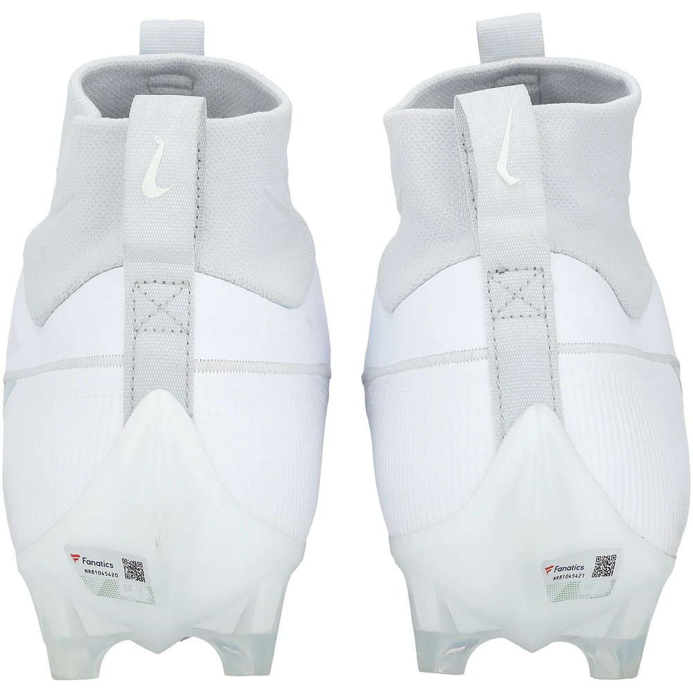 Chaussures Nike blanches dédicacées par Justin Herbert, des Chargers de Los Angeles, lors du match contre les Texans de Houston le 11 janvier 2025, avec l'inscription « GU 11» - Playoff Wild Card