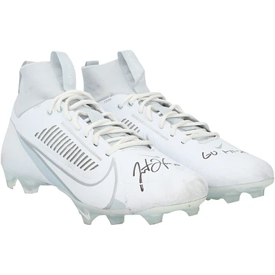 Chaussures Nike blanches dédicacées par Justin Herbert, des Chargers de Los Angeles, lors du match contre les Texans de Houston le 11 janvier 2025, avec l'inscription « GU 11» - Playoff Wild Card
