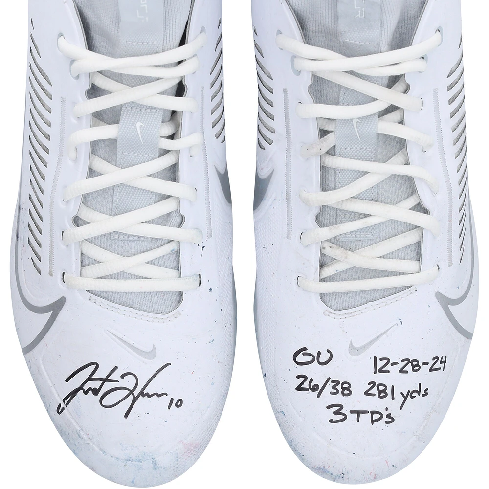 Chaussures Nike blanches dédicacées par Justin Herbert des Chargers de Los Angeles contre les Patriots de la Nouvelle-Angleterre le 28 décembre 2024, avec plusieurs inscriptions.
