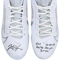 Chaussures Nike blanches dédicacées par Justin Herbert des Chargers de Los Angeles contre les Patriots de la Nouvelle-Angleterre le 28 décembre 2024, avec plusieurs inscriptions.