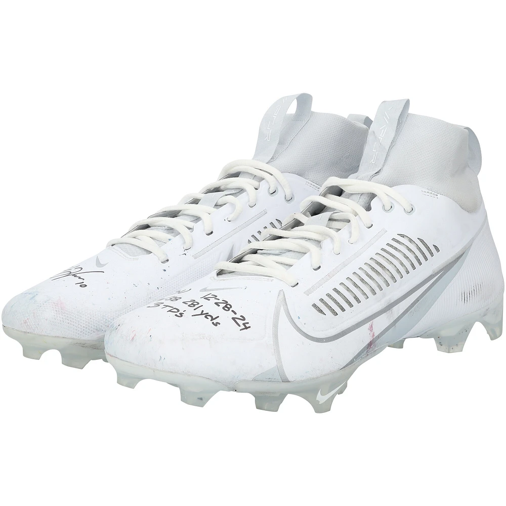Chaussures Nike blanches dédicacées par Justin Herbert des Chargers de Los Angeles contre les Patriots de la Nouvelle-Angleterre le 28 décembre 2024, avec plusieurs inscriptions.