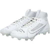Chaussures Nike blanches dédicacées par Justin Herbert des Chargers de Los Angeles contre les Patriots de la Nouvelle-Angleterre le 28 décembre 2024, avec plusieurs inscriptions.