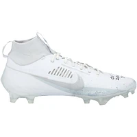 Chaussures Nike blanches dédicacées par Justin Herbert des Chargers de Los Angeles contre les Patriots de la Nouvelle-Angleterre le 28 décembre 2024, avec plusieurs inscriptions.