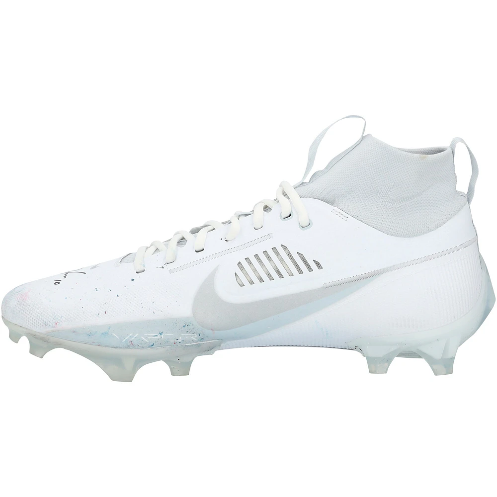 Chaussures Nike blanches dédicacées par Justin Herbert des Chargers de Los Angeles contre les Patriots de la Nouvelle-Angleterre le 28 décembre 2024, avec plusieurs inscriptions.