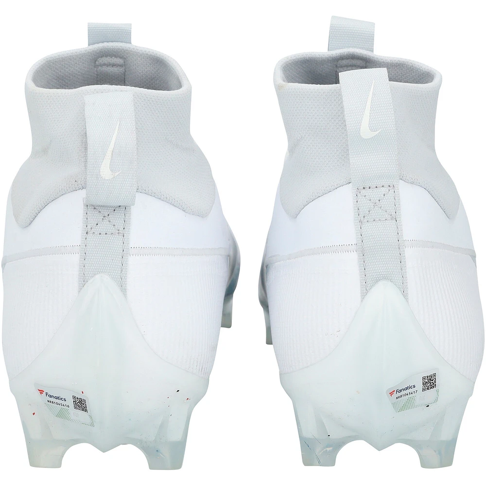 Chaussures Nike blanches dédicacées par Justin Herbert des Chargers de Los Angeles contre les Patriots de la Nouvelle-Angleterre le 28 décembre 2024, avec plusieurs inscriptions.