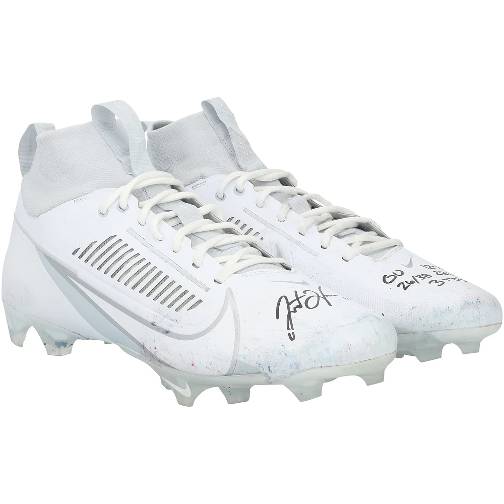 Chaussures Nike blanches dédicacées par Justin Herbert des Chargers de Los Angeles contre les Patriots de la Nouvelle-Angleterre le 28 décembre 2024, avec plusieurs inscriptions.