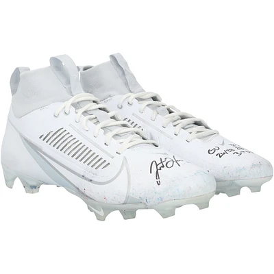 Chaussures Nike blanches dédicacées par Justin Herbert des Chargers de Los Angeles contre les Patriots de la Nouvelle-Angleterre le 28 décembre 2024, avec plusieurs inscriptions.