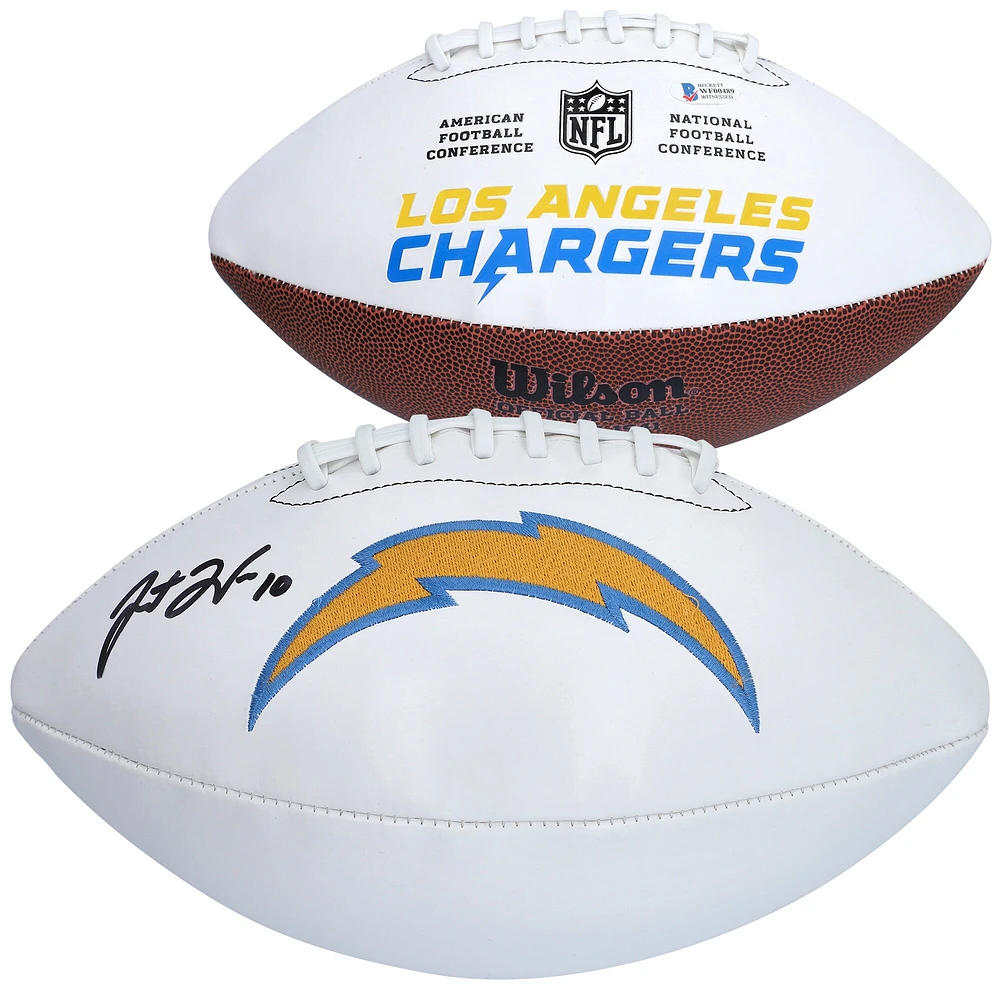 Ballon de football Wilson White Panel autographié par Justin Herbert des Los Angeles Chargers