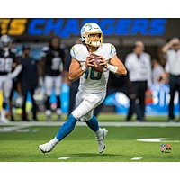 Justin Herbert des Chargers de Los Angeles, non signé, cherche à passer une photo