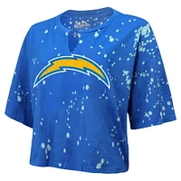 T-shirt court à col cranté Majestic Threads pour femmes, bleu poudre, Los Angeles Chargers Bleach Splatter Notch Neck