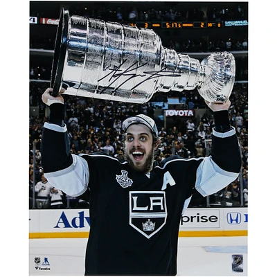 Photographie autographiée de 16'' x 20'' des champions de la Coupe Stanley 2014 des Kings de Los Angeles par Anze Kopitar soulevant la Coupe Stanley