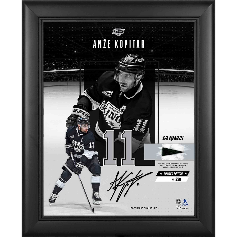 Collage encadré de 11 x 35 cm, reproduction de la signature des Kings de Los Angeles, avec un morceau de rondelle utilisée lors du match, édition limitée à 250 exemplaires.