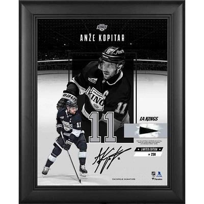 Collage encadré de 11 x 35 cm, reproduction de la signature des Kings de Los Angeles, avec un morceau de rondelle utilisée lors du match, édition limitée à 250 exemplaires.