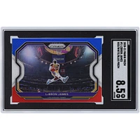 Carte Panini Prizm #1 SGC authentifiée 8,5" des Los Angeles Lakers de LeBron James 2020-21 Rouge Blanc Bleu Prizm
