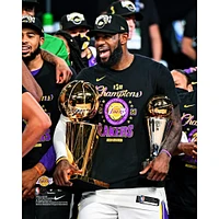 Photographie non signée de LeBron James des Los Angeles Lakers lors la finale NBA 2020, trophée Bill Russell du MVP et célébration Larry O'Brien