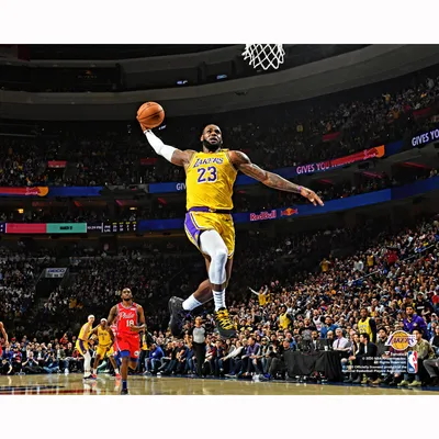 Photographie non signée du dunk de LeBron James des Los Angeles Lakers