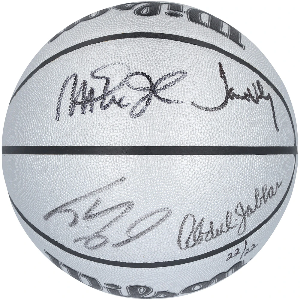 Ballon de basket-ball en platine dédicacé par Magic Johnson, Kareem Abdul-Jabbar, Shaquille O'Neal et James Worthy des Los Angeles Lakers pour le 75e anniversaire du logo Wilson