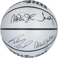 Ballon de basket-ball en platine dédicacé par Magic Johnson, Kareem Abdul-Jabbar, Shaquille O'Neal et James Worthy des Los Angeles Lakers pour le 75e anniversaire du logo Wilson