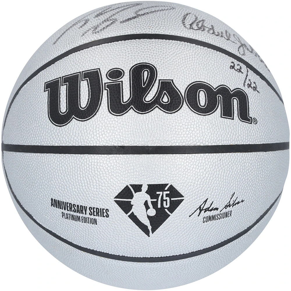 Ballon de basket-ball en platine dédicacé par Magic Johnson, Kareem Abdul-Jabbar, Shaquille O'Neal et James Worthy des Los Angeles Lakers pour le 75e anniversaire du logo Wilson