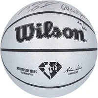 Ballon de basket-ball en platine dédicacé par Magic Johnson, Kareem Abdul-Jabbar, Shaquille O'Neal et James Worthy des Los Angeles Lakers pour le 75e anniversaire du logo Wilson