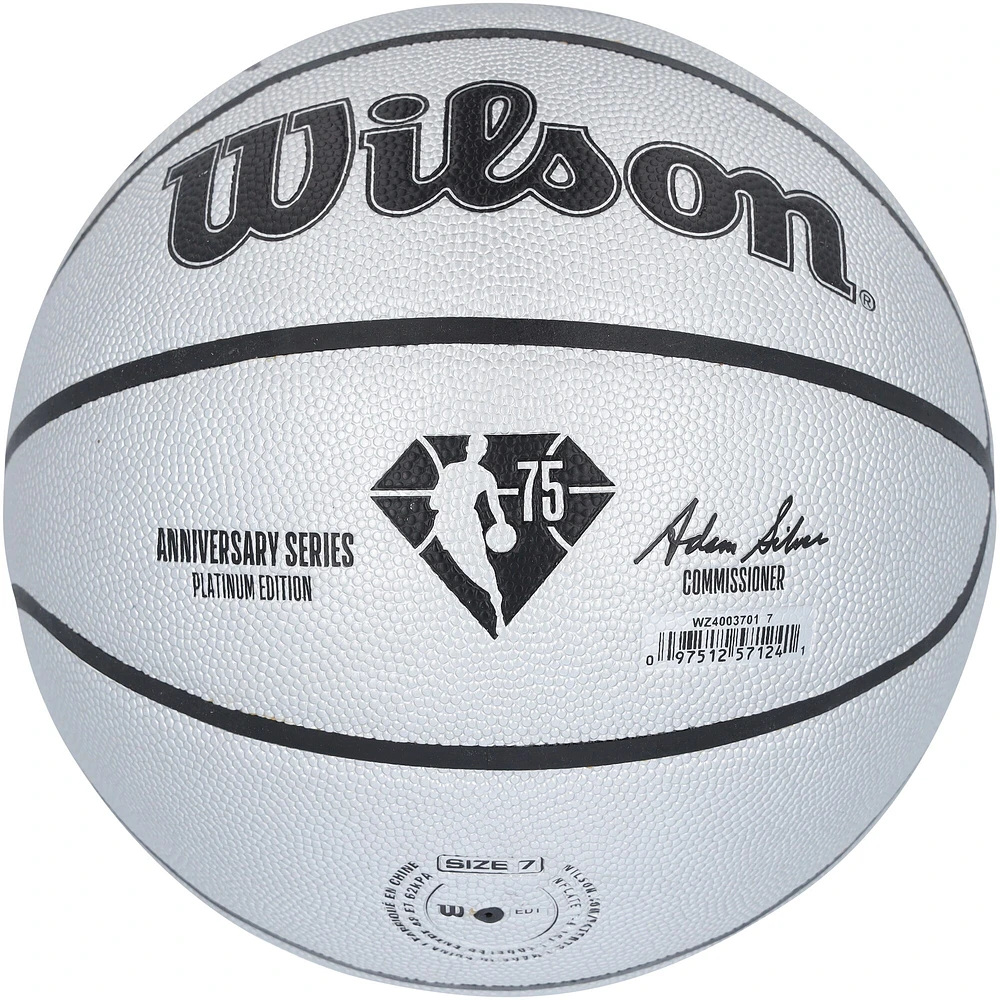 Ballon de basket-ball en platine dédicacé par Magic Johnson, Kareem Abdul-Jabbar, Shaquille O'Neal et James Worthy des Los Angeles Lakers pour le 75e anniversaire du logo Wilson