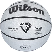 Ballon de basket-ball en platine dédicacé par Magic Johnson, Kareem Abdul-Jabbar, Shaquille O'Neal et James Worthy des Los Angeles Lakers pour le 75e anniversaire du logo Wilson