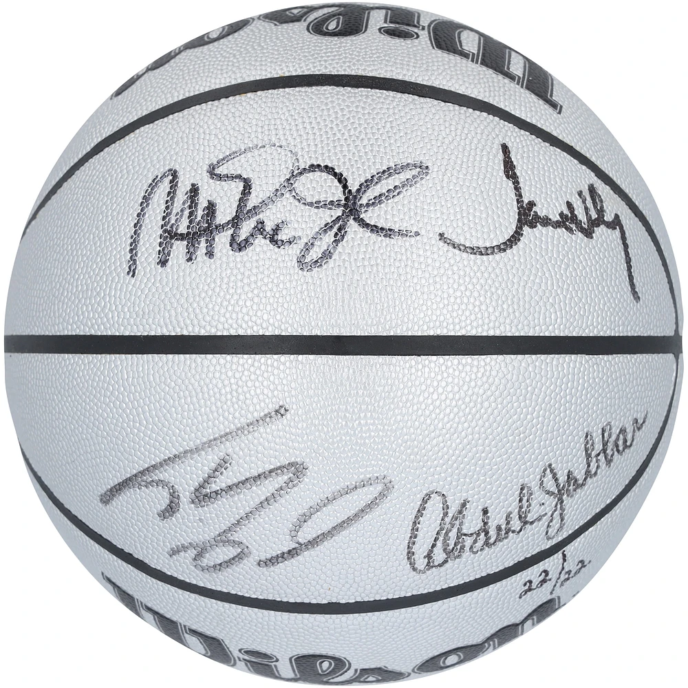 Ballon de basket-ball en platine dédicacé par Magic Johnson, Kareem Abdul-Jabbar, Shaquille O'Neal et James Worthy des Los Angeles Lakers pour le 75e anniversaire du logo Wilson