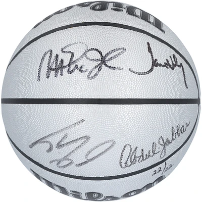 Ballon de basket-ball en platine dédicacé par Magic Johnson, Kareem Abdul-Jabbar, Shaquille O'Neal et James Worthy des Los Angeles Lakers pour le 75e anniversaire du logo Wilson
