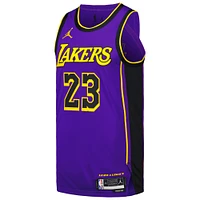 Maillot de joueur authentique Jordan Brand LeBron James violet des Los Angeles Lakers pour hommes - Édition Statement