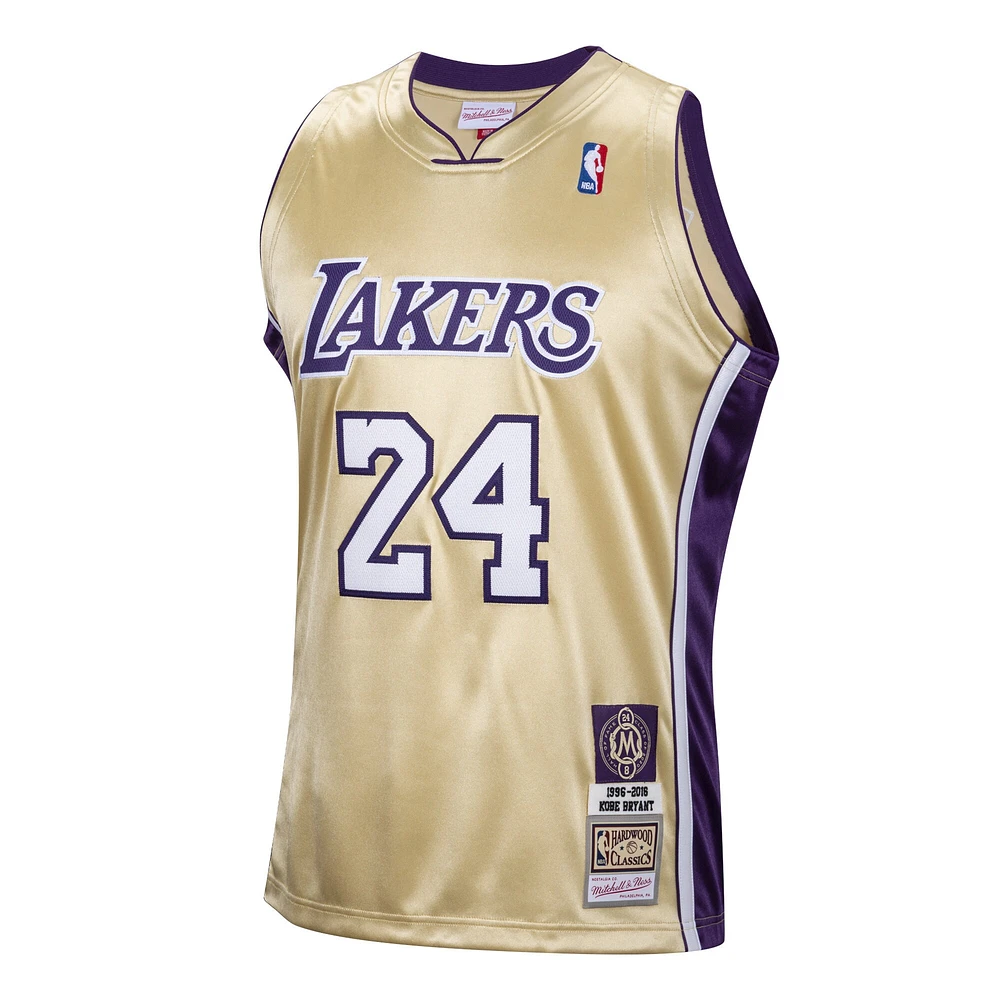 Hommes Mitchell & Ness Kobe Bryant Gold Los Angeles Lakers Hall of Fame Class 2020 # 24 Authentic Hardwood Classics Jersey