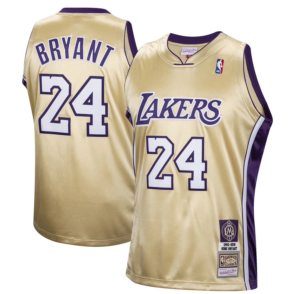 Hommes Mitchell & Ness Kobe Bryant Gold Los Angeles Lakers Hall of Fame Class 2020 # 24 Authentic Hardwood Classics Jersey