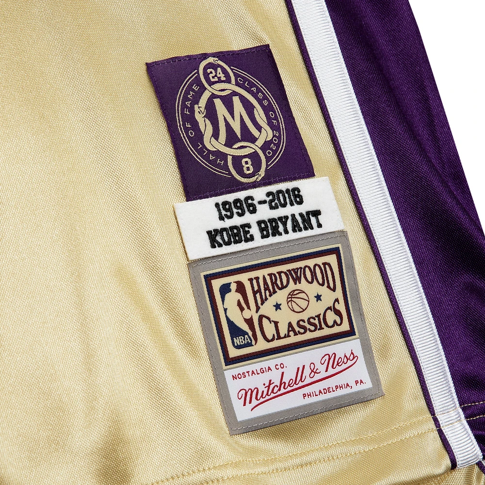 Maillot Homme Mitchell & Ness Kobe Bryant Gold Los Angeles Lakers Hall of Fame Class 2020 #8 Authentique