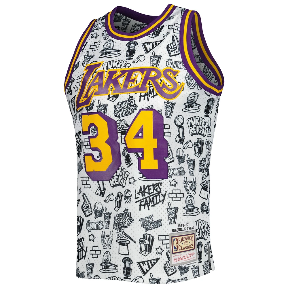 Maillot Mitchell & Ness Shaquille O'Neal blanc Los Angeles Lakers 1996/97 Hardwood Classics Doodle Swingman pour hommes