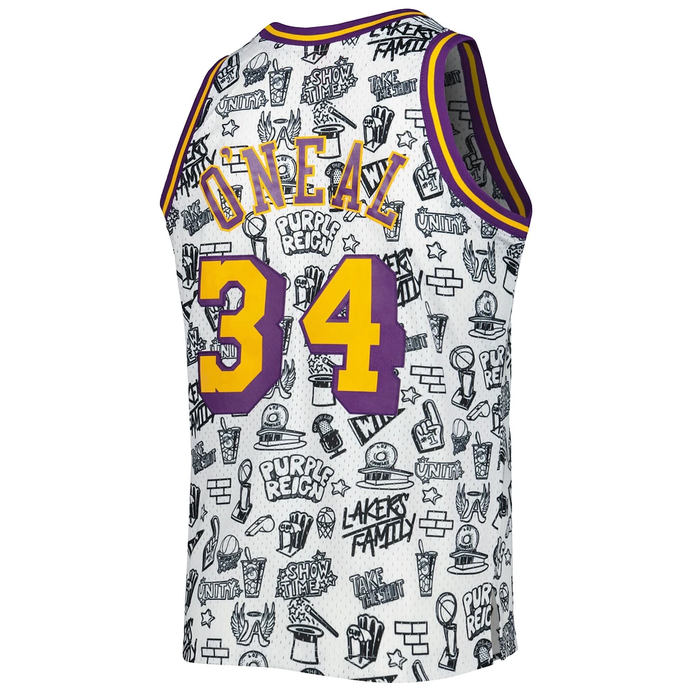 Maillot Mitchell & Ness Shaquille O'Neal blanc Los Angeles Lakers 1996/97 Hardwood Classics Doodle Swingman pour hommes