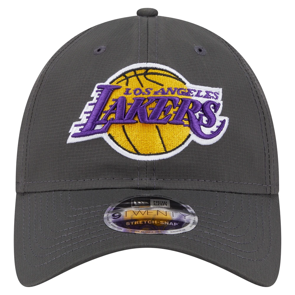 Casquette ajustable New Era 9TWENTY Active Ripstop des Los Angeles Lakers pour homme, couleur charbon