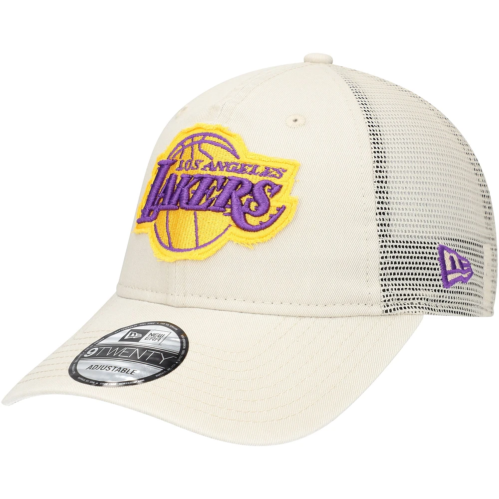 Casquette ajustable 9TWENTY crème pour hommes des Los Angeles Lakers Rough Edge Logo Trucker New Era