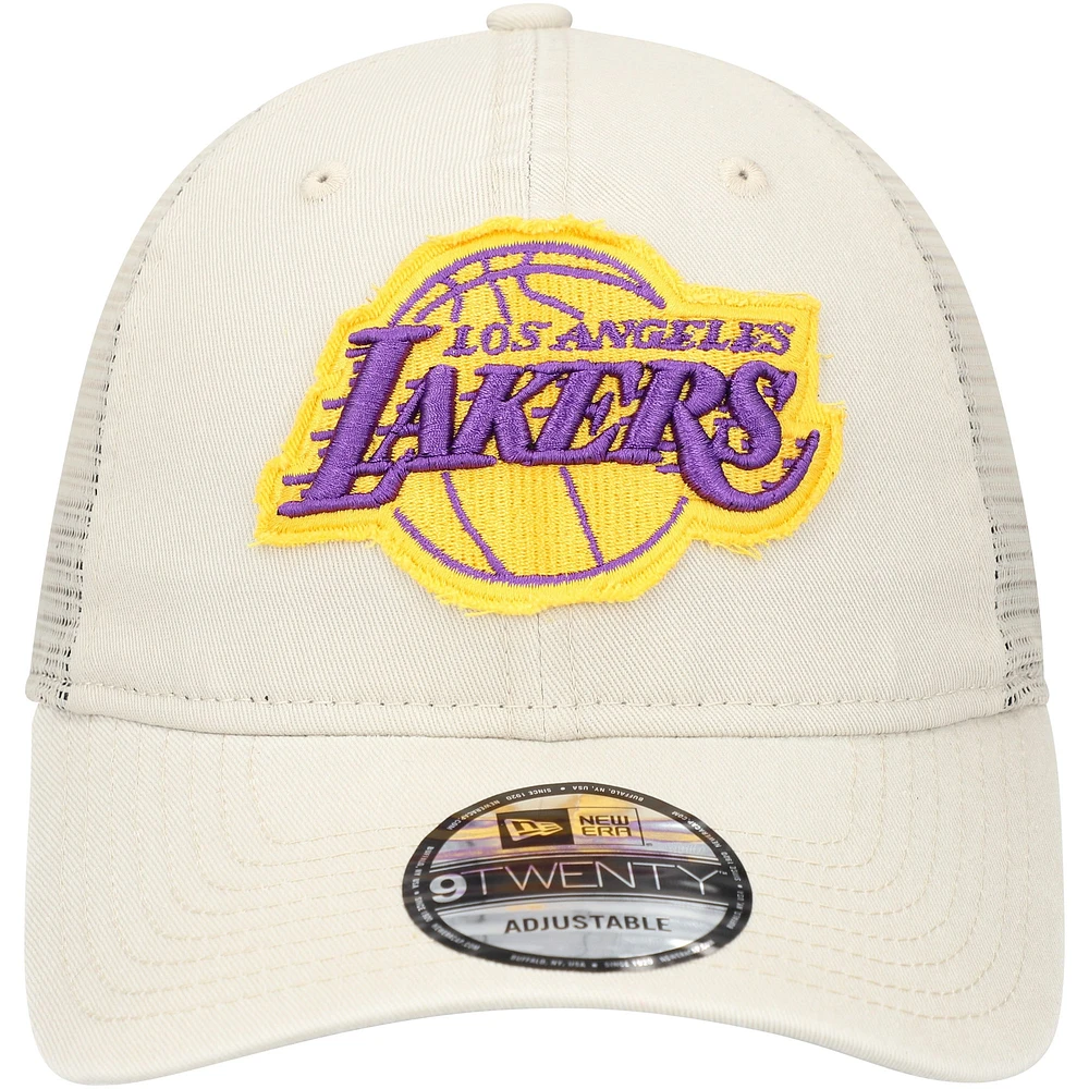 Casquette ajustable 9TWENTY crème pour hommes des Los Angeles Lakers Rough Edge Logo Trucker New Era