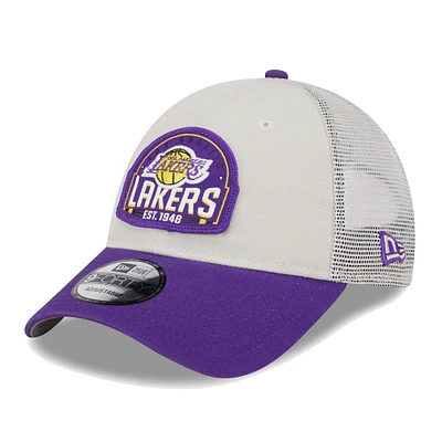 Casquette réglable 9FORTY Los Angeles Lakers Throwback Patch Trucker 9FORTY kaki/violet New Era pour hommes