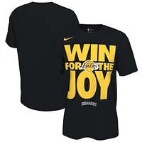 T-shirt Nike noir unisexe avec inscription « On-Court Mantra » des Los Angeles Lakers séries éliminatoires NBA 2025