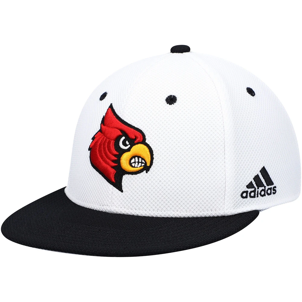 Casquette de baseball ajustée sur le terrain des Cardinals Louisville adidas pour hommes, blanche