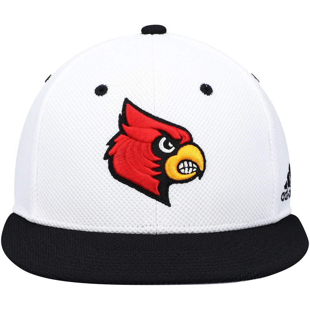 Casquette de baseball ajustée sur le terrain des Cardinals Louisville adidas pour hommes, blanche