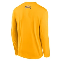 T-shirt à manches longues Nike Gold LSU Tigers On-Court Basketball Shootaround Performance pour homme