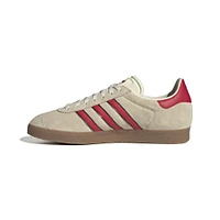 Chaussures adidas Originals pour hommes de la collection Manchester United Terrace Icons Gazelle couleur crème